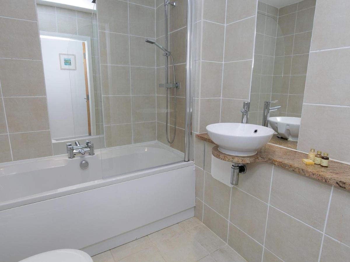 Pass The Keys 2 Bed Sea View Apartment With Balcony Parking Benllech Buitenkant foto