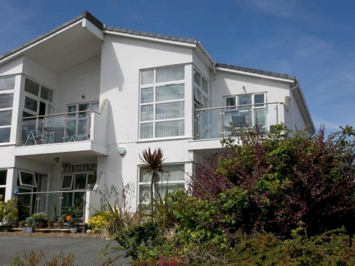 Pass The Keys 2 Bed Sea View Apartment With Balcony Parking Benllech Buitenkant foto