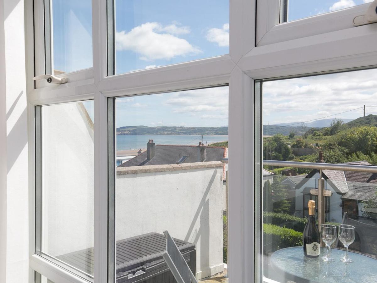Pass The Keys 2 Bed Sea View Apartment With Balcony Parking Benllech Buitenkant foto